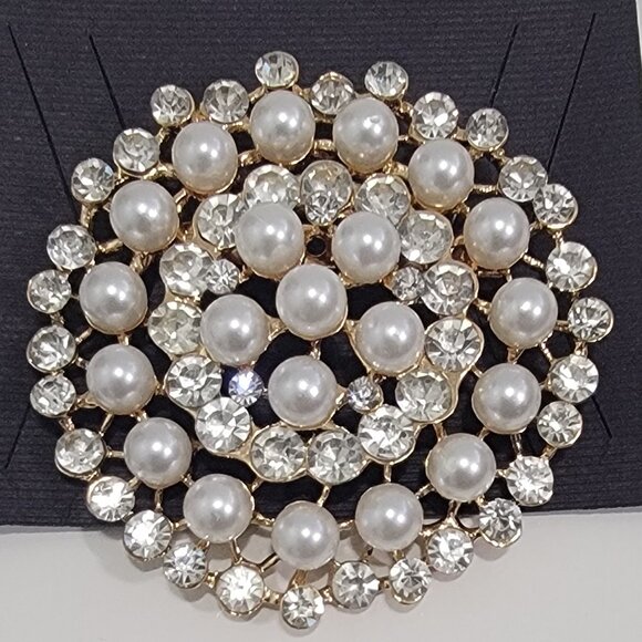 Pearl Round Brooch - Picture 2 of 3